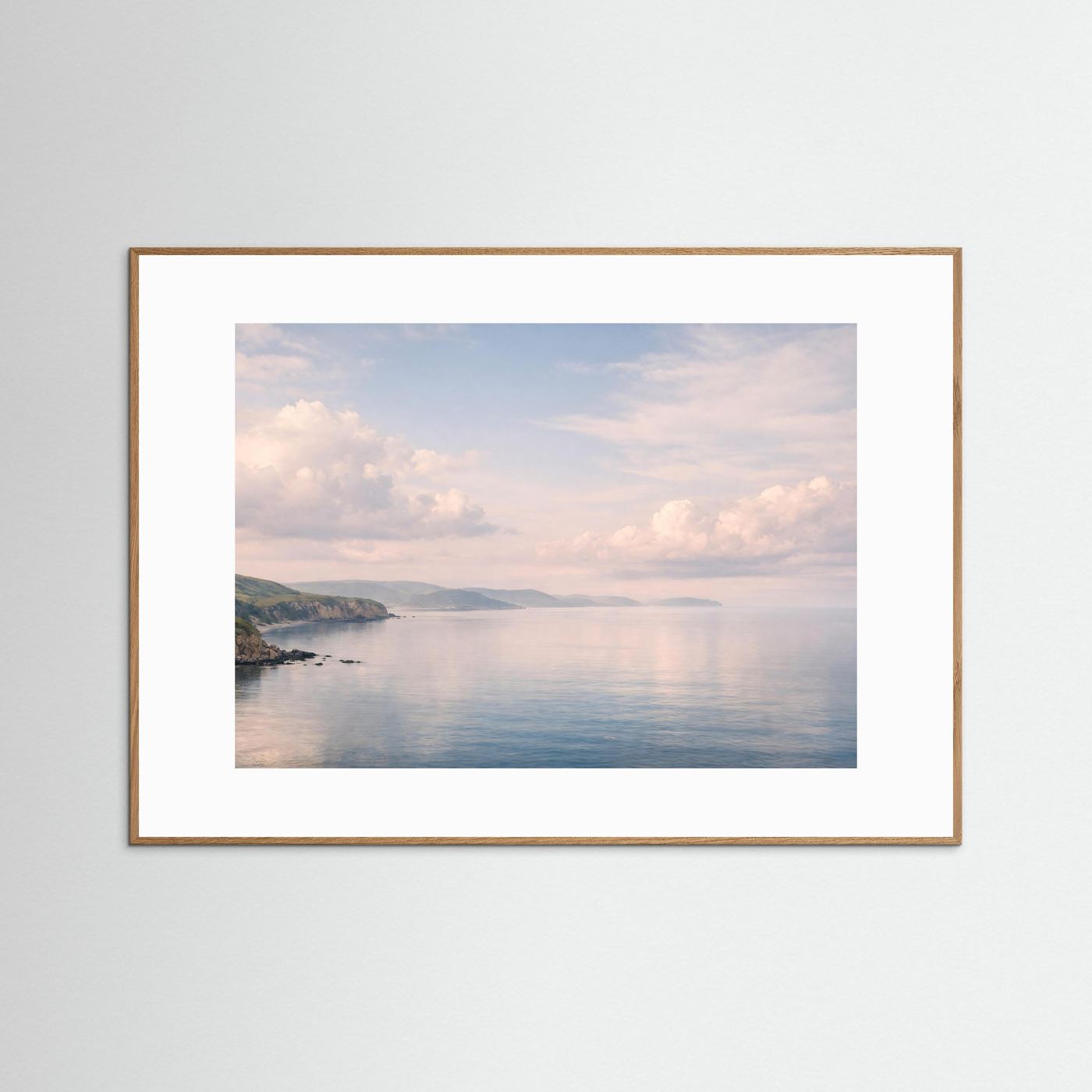 Panorama-Poster mit Meerblick und Wolken, goldbrauner Holzrahmen mit weißem Passepartout