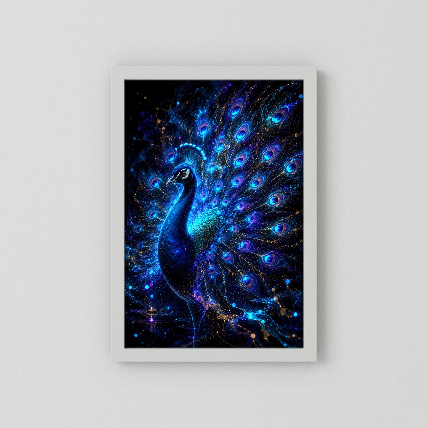 Vertikales Poster mit leuchtendem Pfau in Blau und Violett, weiß gerahmt
