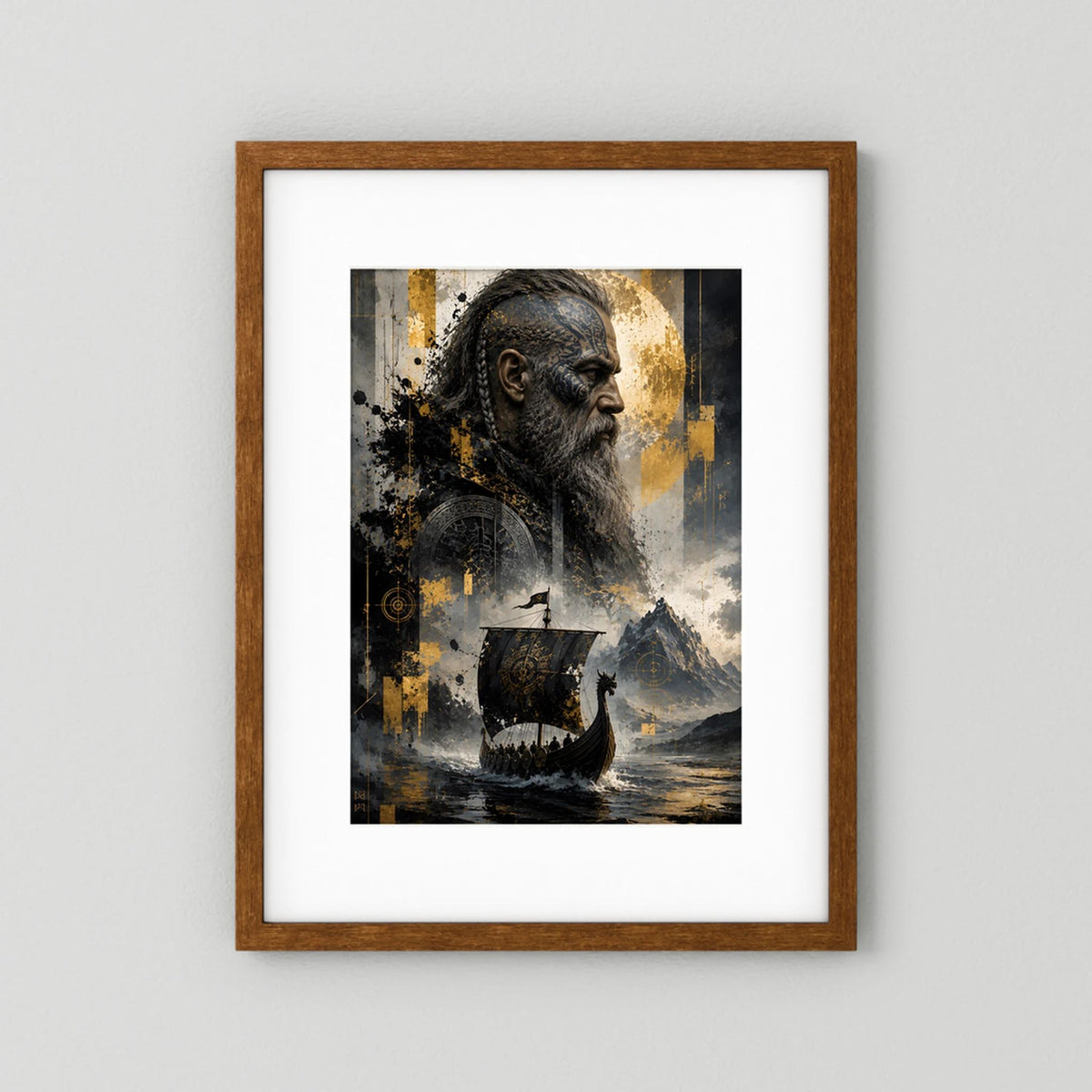 Kunstposter Hochformat mit Wikingerkopf im Profil und Wikingerschiff, gold-schwarz, brauner Holzrahmen.