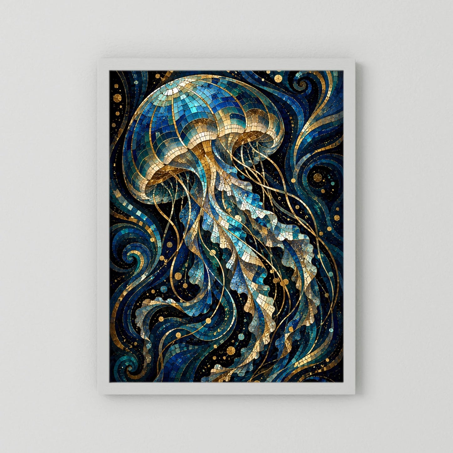 Poster mit Mosaik-Quallen in Blau und Gold, weißer Rahmen