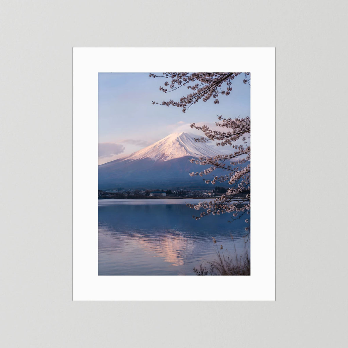 Hochformat-Kunstposter mit Fuji, See und Kirschblüten, weiß hinterlegter Druck ohne Rahmen