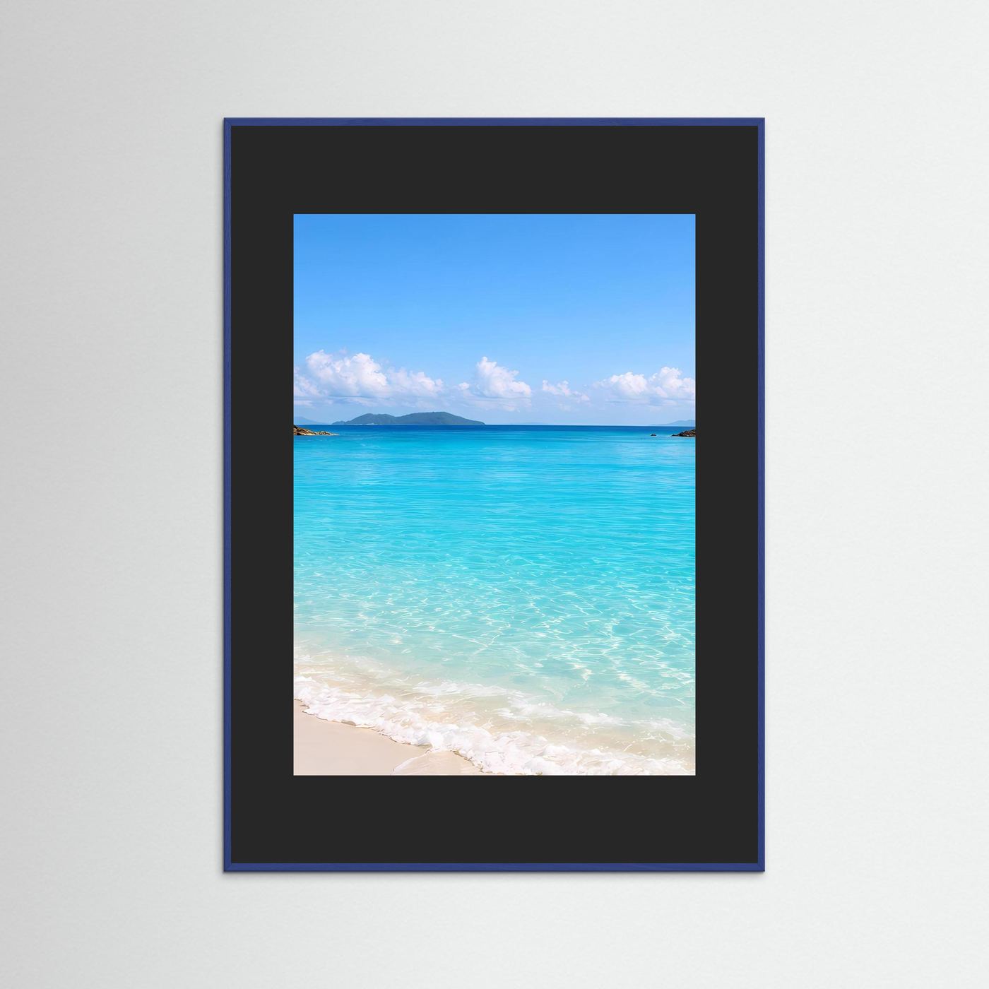 Wandposter im dunklem Rahmen mit blauer Umrandung: türkisblaues Meer und Strand