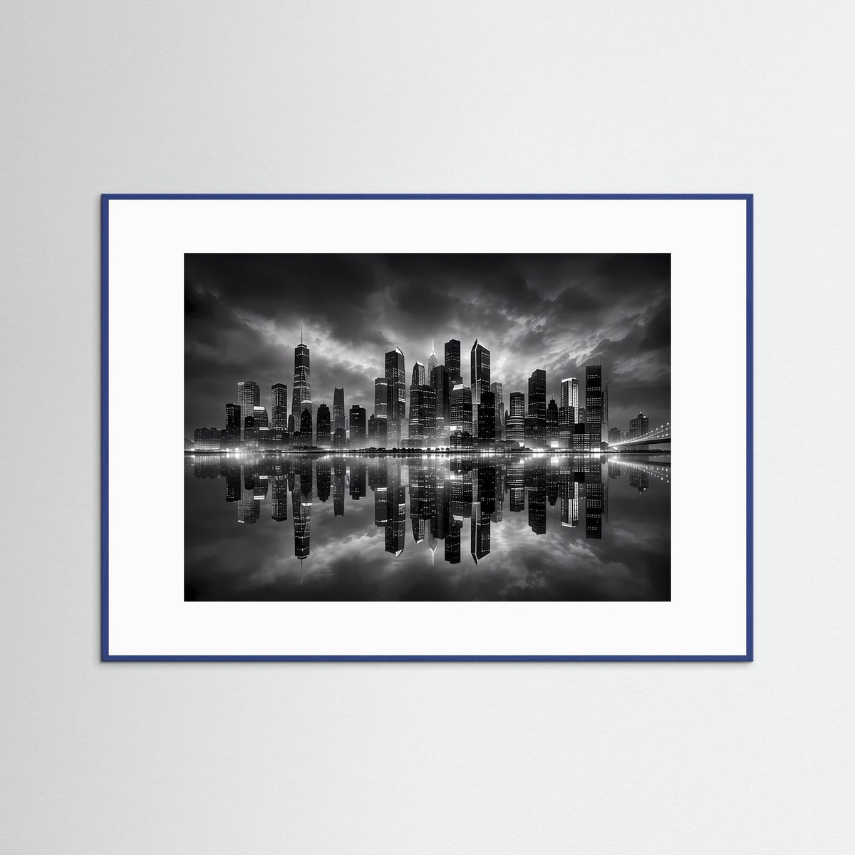 Schwarzweiß-Skyline-Poster mit Spiegelung im Wasser und Lichtern bei Nacht, blauer Rahmen