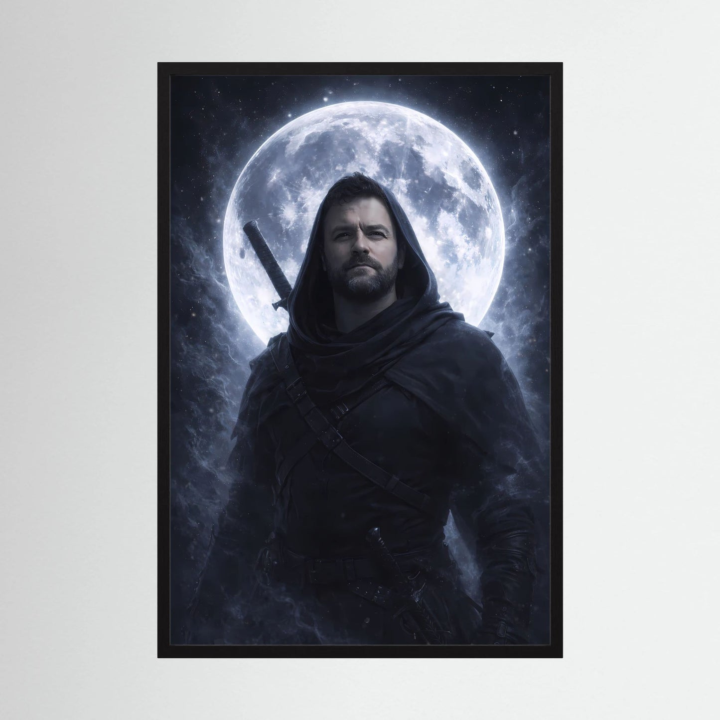 Fantasy-Poster mit mystischem Krieger in dunkler Kapuze vor großem Vollmond, schwarzer Rahmen