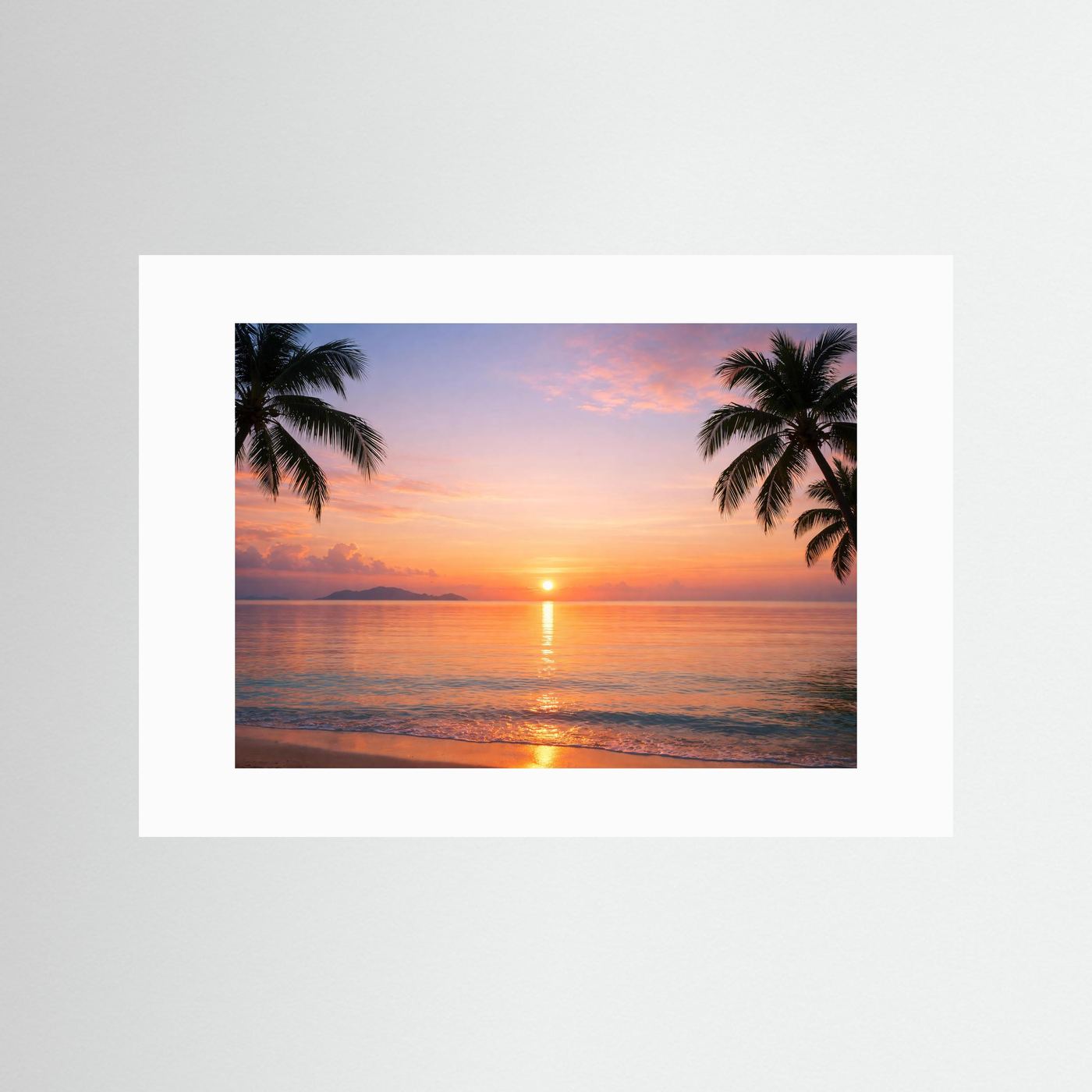 Tropenposter im Querformat im weißen Passepartout: Sonnenuntergang über dem Meer mit Palmen