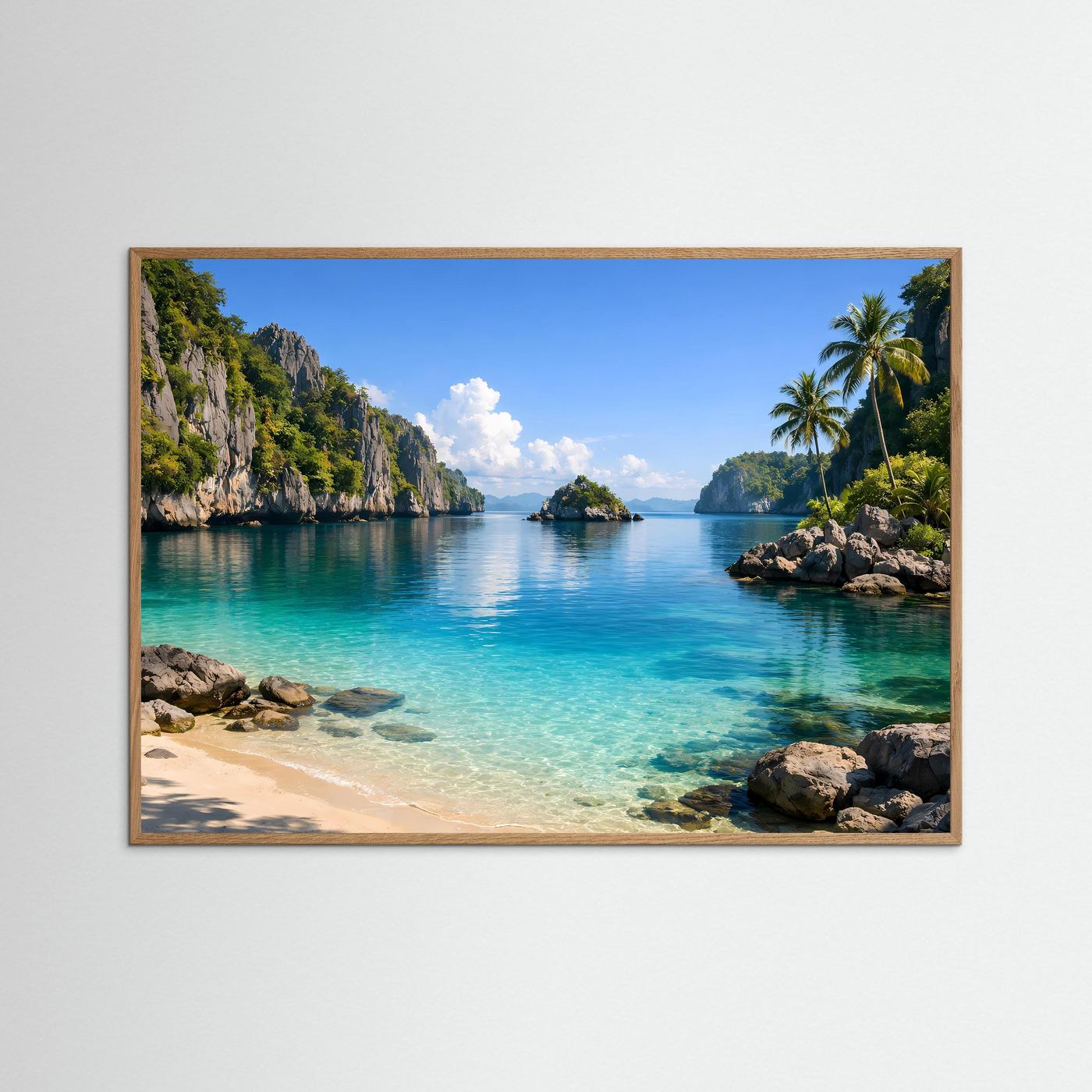 Gerähmtes Strand-Poster im Querformat mit türkisblauem Meer, Felsen und Palmen