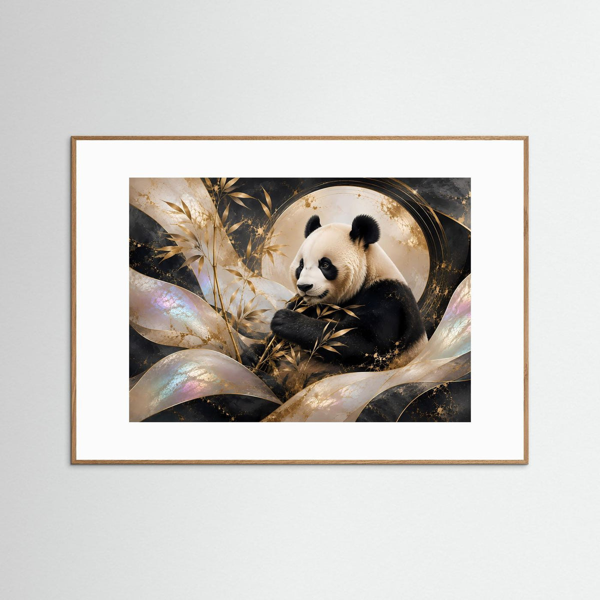 Gerahmtes Bild mit Panda im Bambusmotiv, goldene Akzente, weißer Rand, mittelbraunes Holz