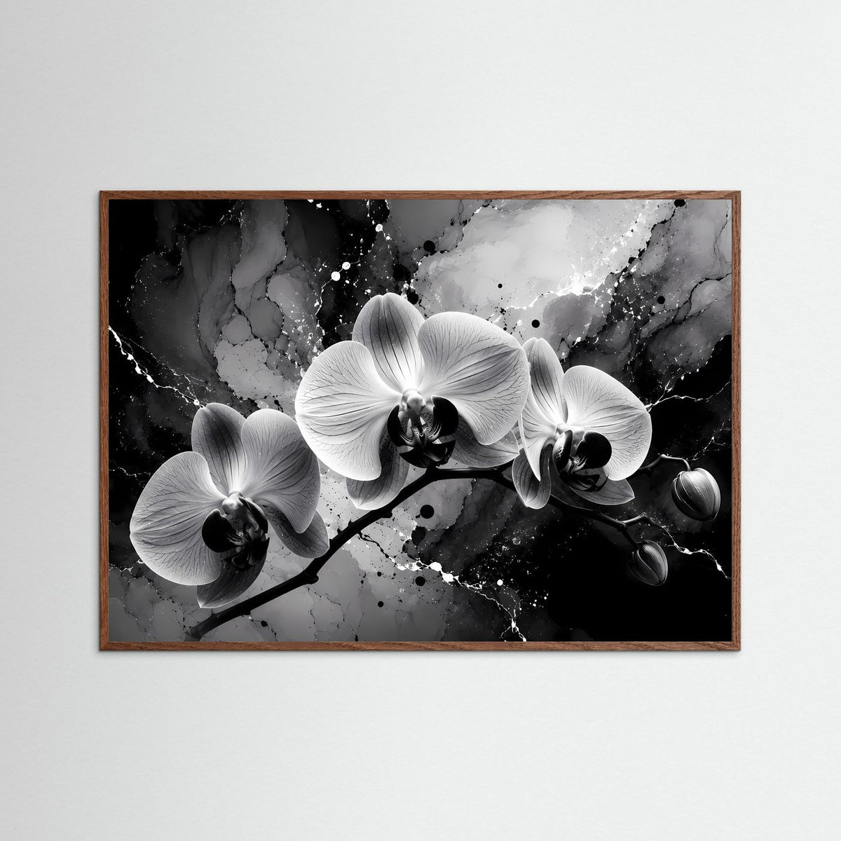 Orchideen-Wandbild mit schwarz-weißem Motiv und weißen Orchideenblüten im braunen Rahmen.