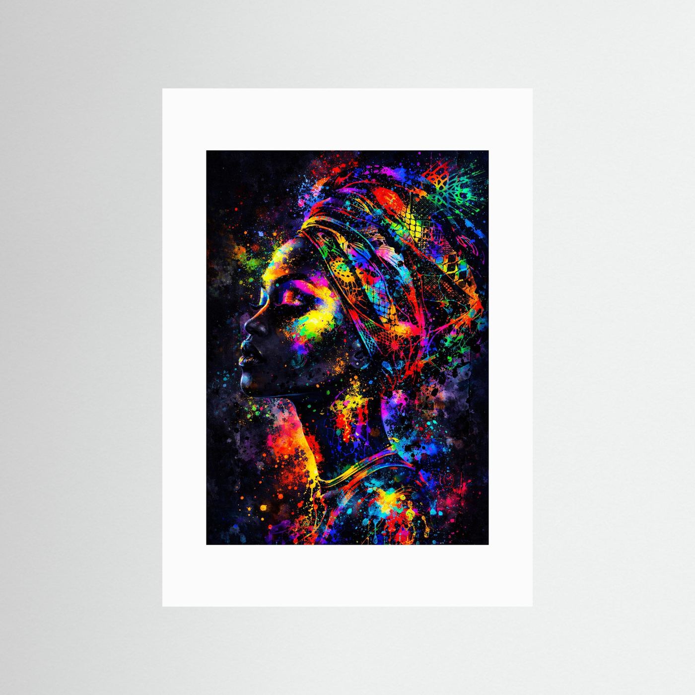 Hochformatiges Kunstposter mit weißem Passepartout: abstraktes Neon-Porträt einer Frau.