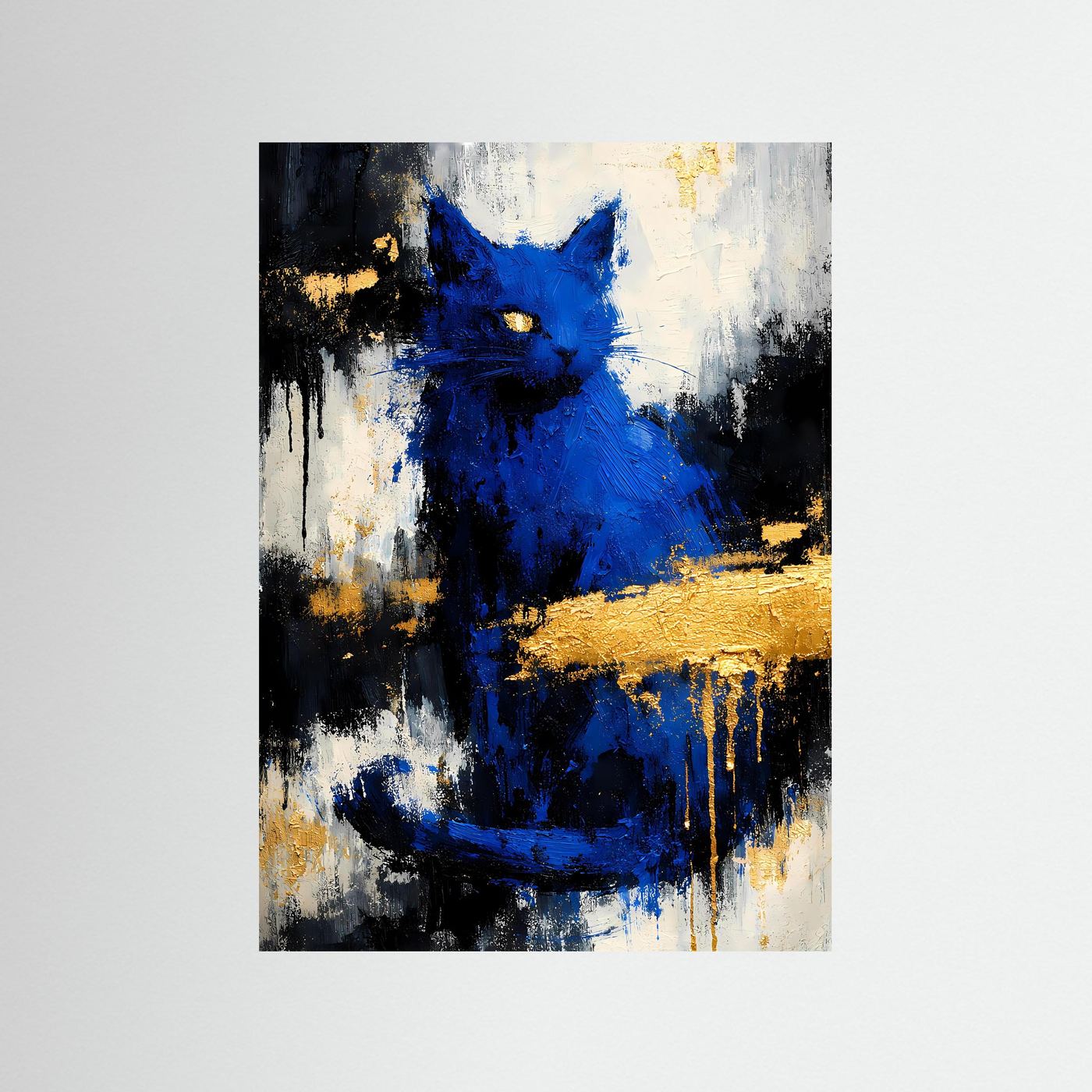 Abstraktes Katzenposter, hochformatig: blaue Katze auf Schwarz-Weiß mit goldenen Spritzern.