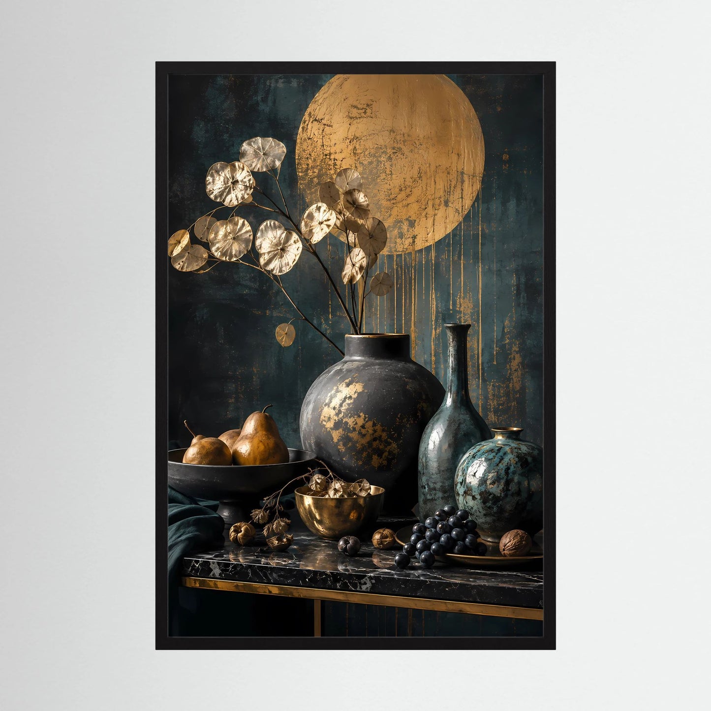 Kunstposter im Hochformat mit Gold- und Petrol-Stillleben, dunklem Rahmen