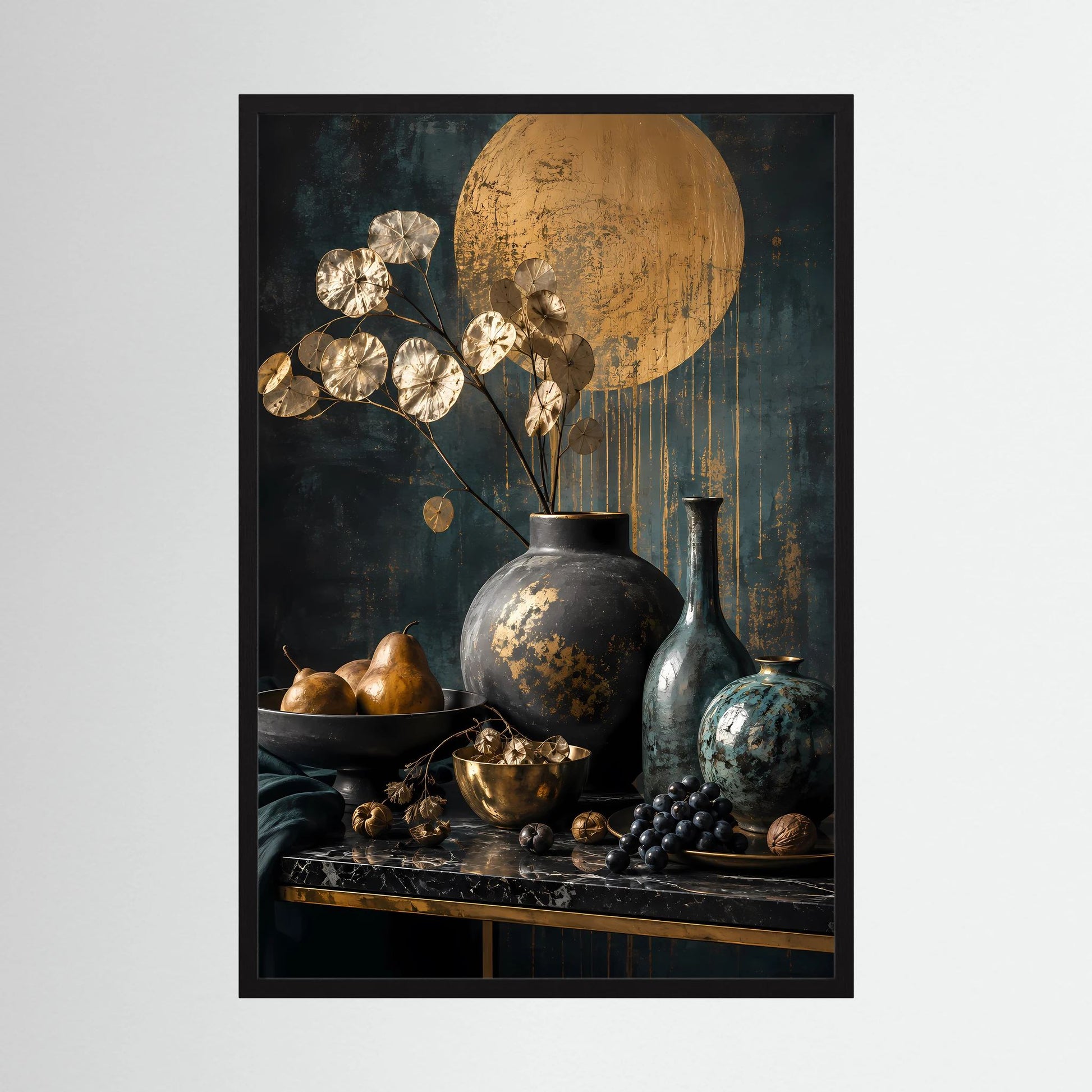 Kunstposter im Hochformat mit Gold- und Petrol-Stillleben, dunklem Rahmen