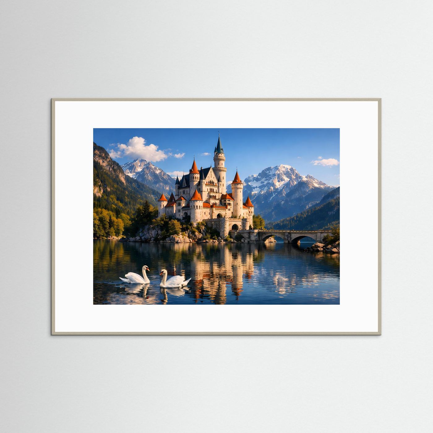 Poster mit Schloss am Bergsee, Schwänen im Wasser und Bergpanorama im Querformat, grauer Rahmen