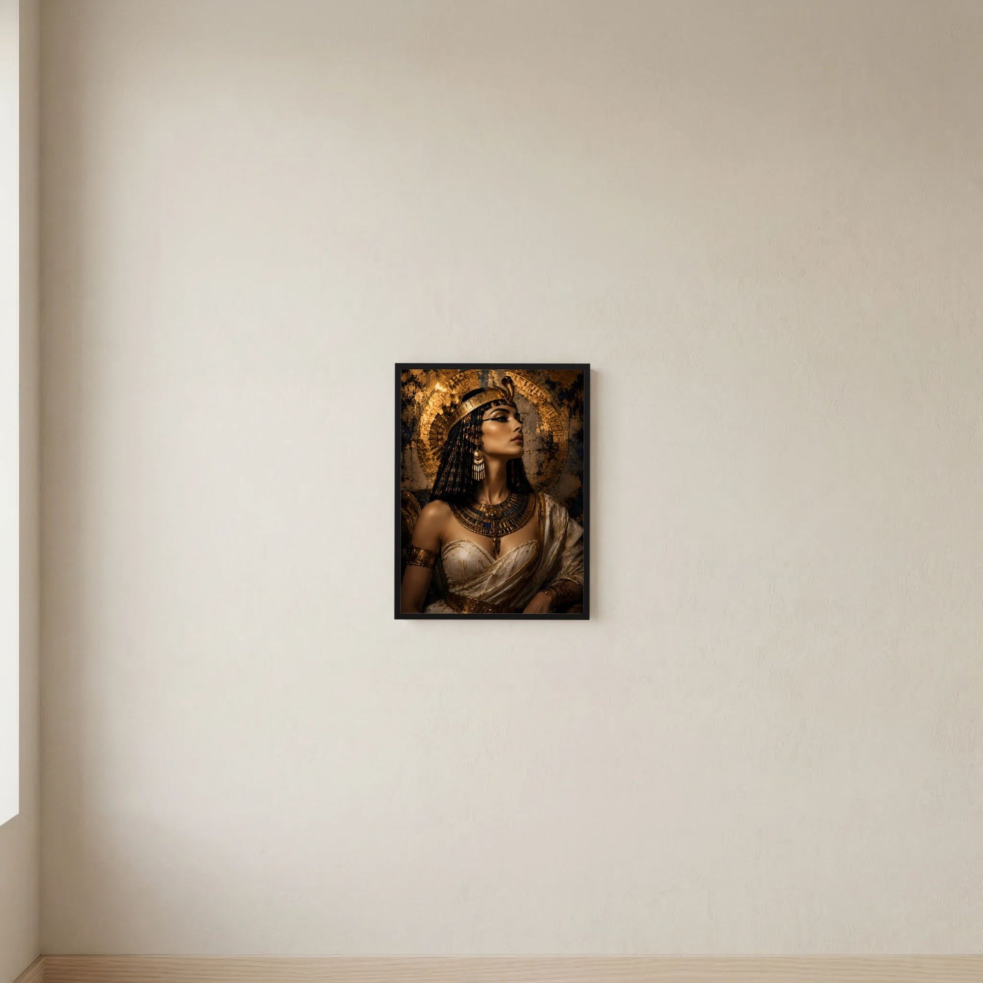 Hochformat-Poster mit ägyptischer Königin im Gold, schwarz gerahmt.