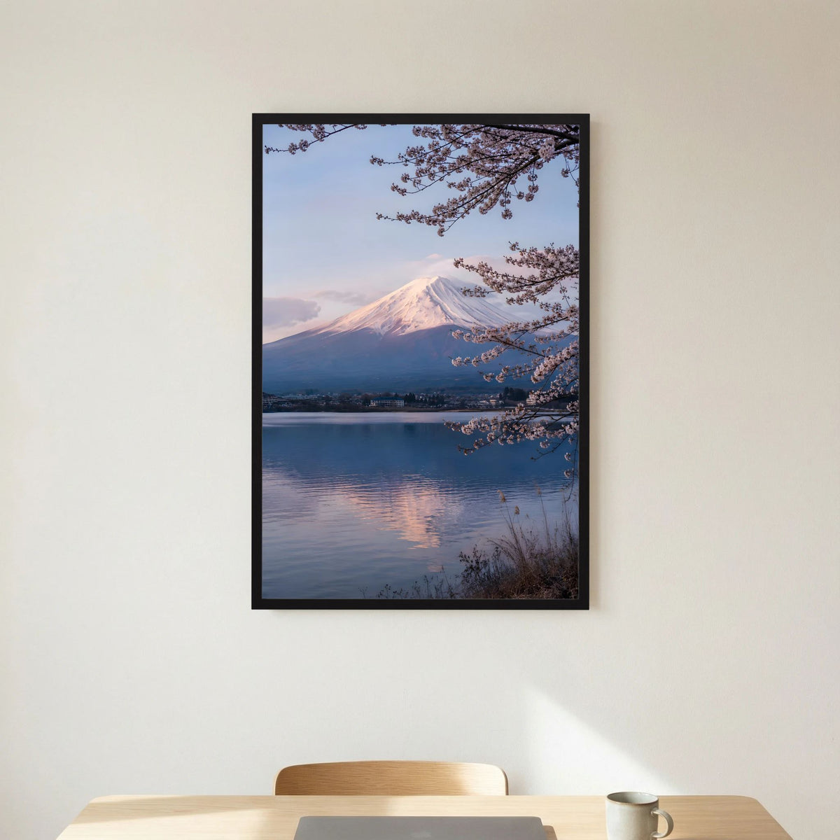 Hochformat-Kunstposter mit Fuji über ruhigem See und Kirschblütenzweigen, schwarzer Rahmen