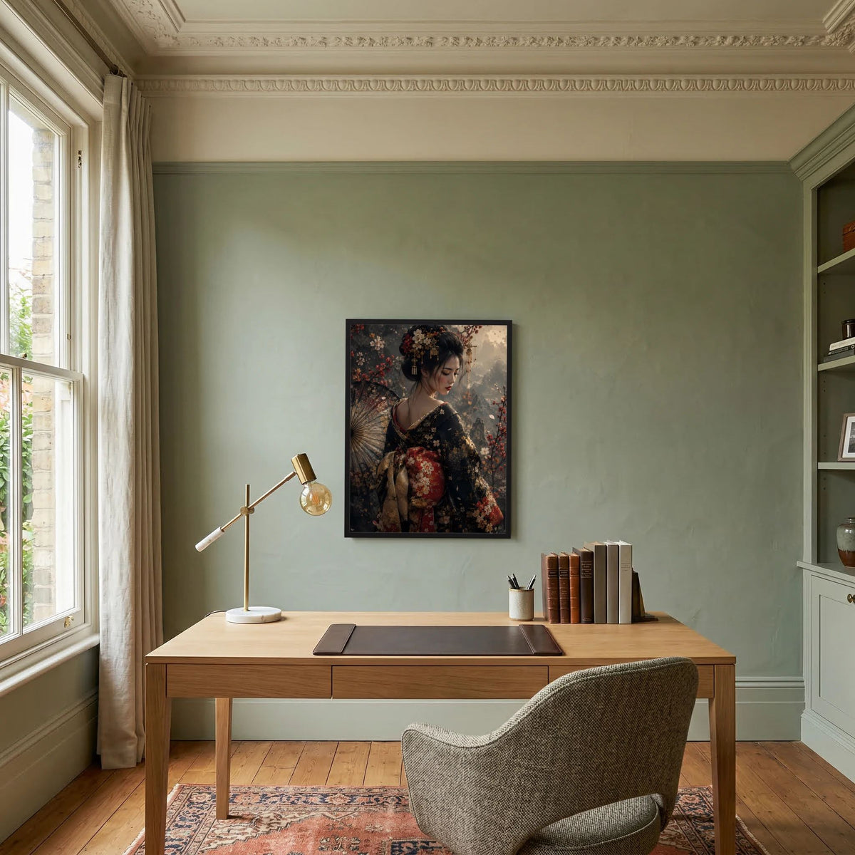Hochformatiges Wandposter mit Geisha im floralen Kimono, detailreicher Fächer im Bild