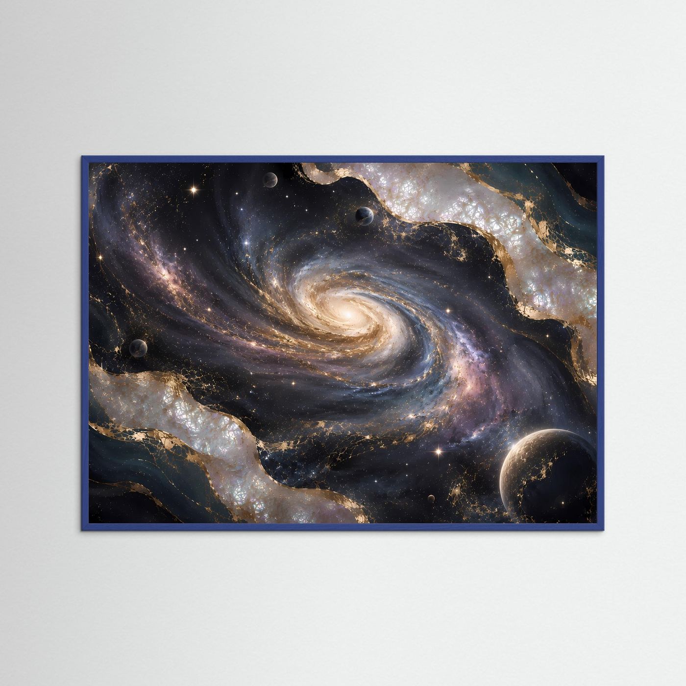 Gerahmtes Poster im Querformat mit Spiralgalaxie, dunkelblauem All und goldenen Planeten, blau