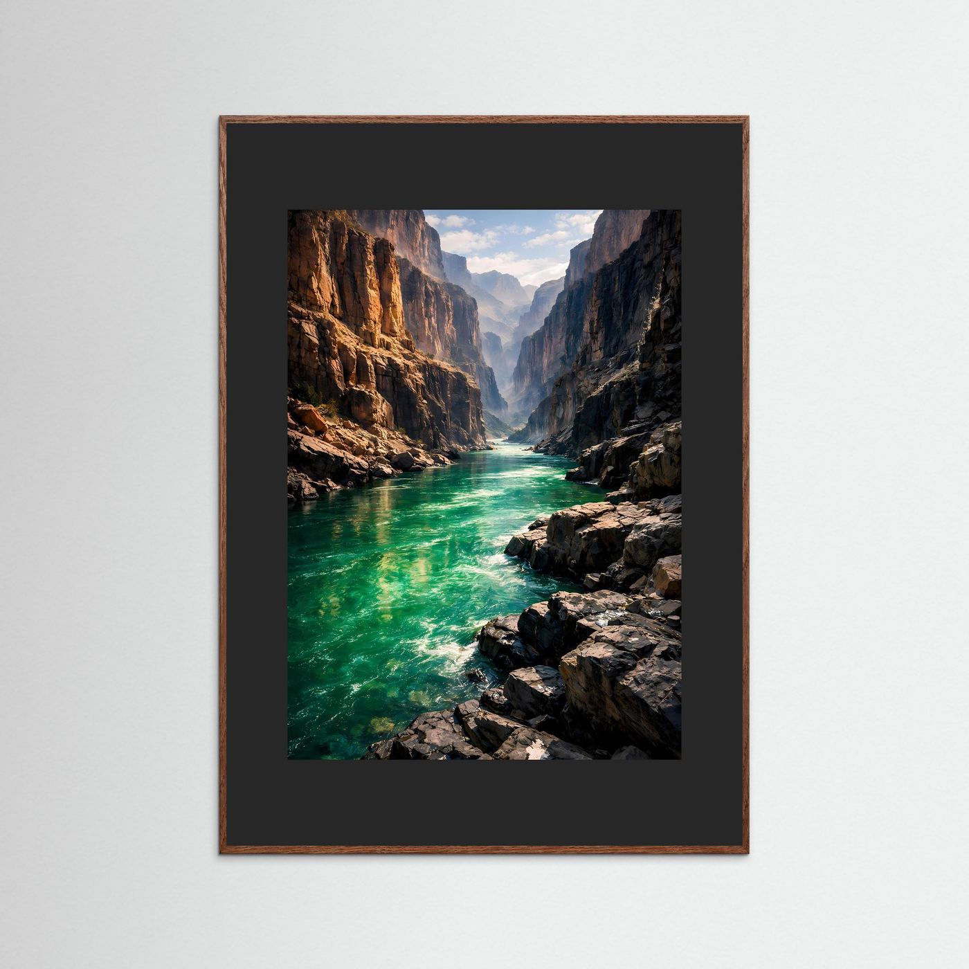 Wandbild mit Fluss in der Schlucht, brauner Holzrahmen und dunkler Rand