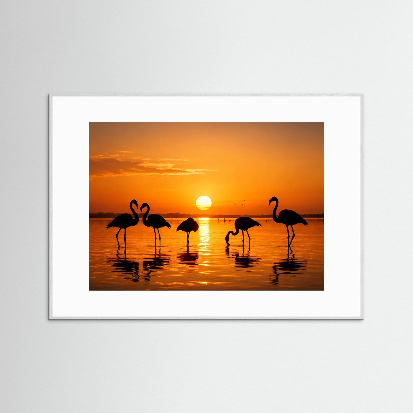 Poster im Querformat: Flamingos am See bei Sonnenuntergang, weißer Rahmen