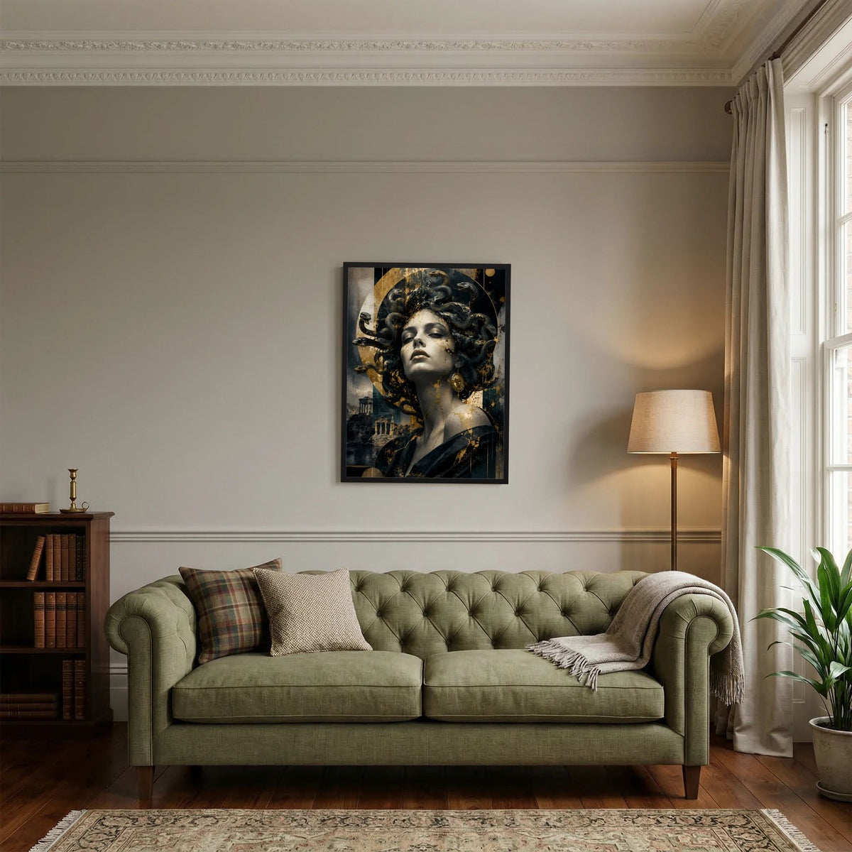 Wandposter im Hochformat: Porträt einer Frau mit Schlangenhaar, schwarz-goldene Gestaltung