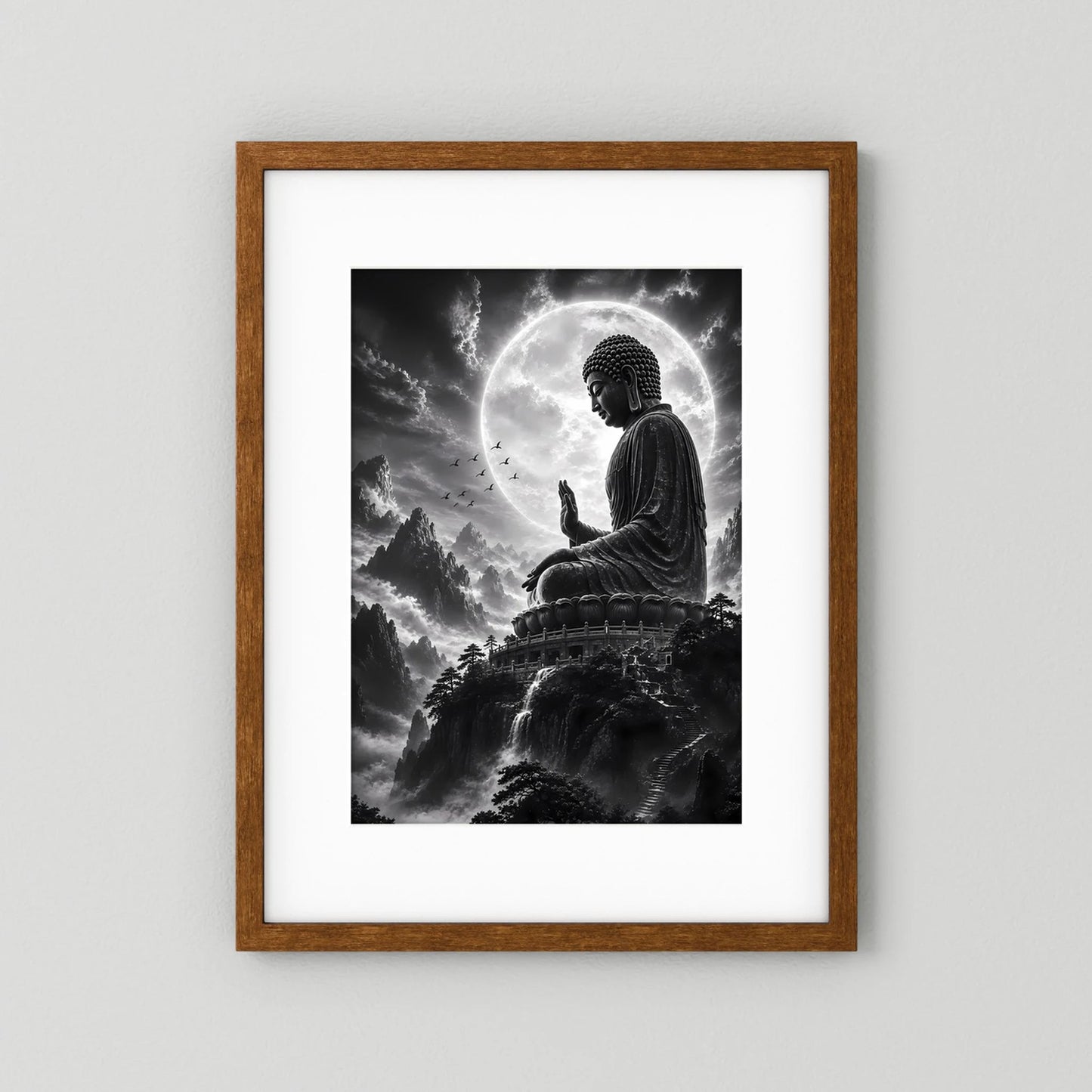 Hochformat-Poster mit sitzendem Buddha, Mondkreis und Berglandschaft, in braunem Holzbilderrahmen