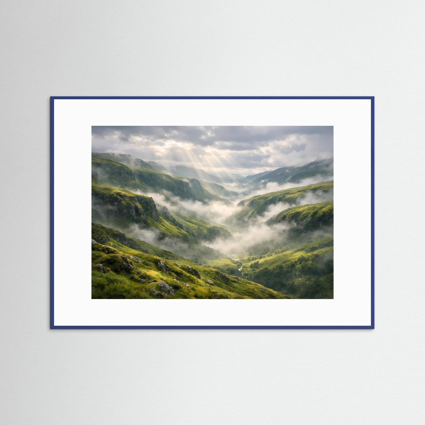 Panorama-Wandbild mit grünem Bergtal, Nebel und Sonnenstrahlen, blau gerahmt