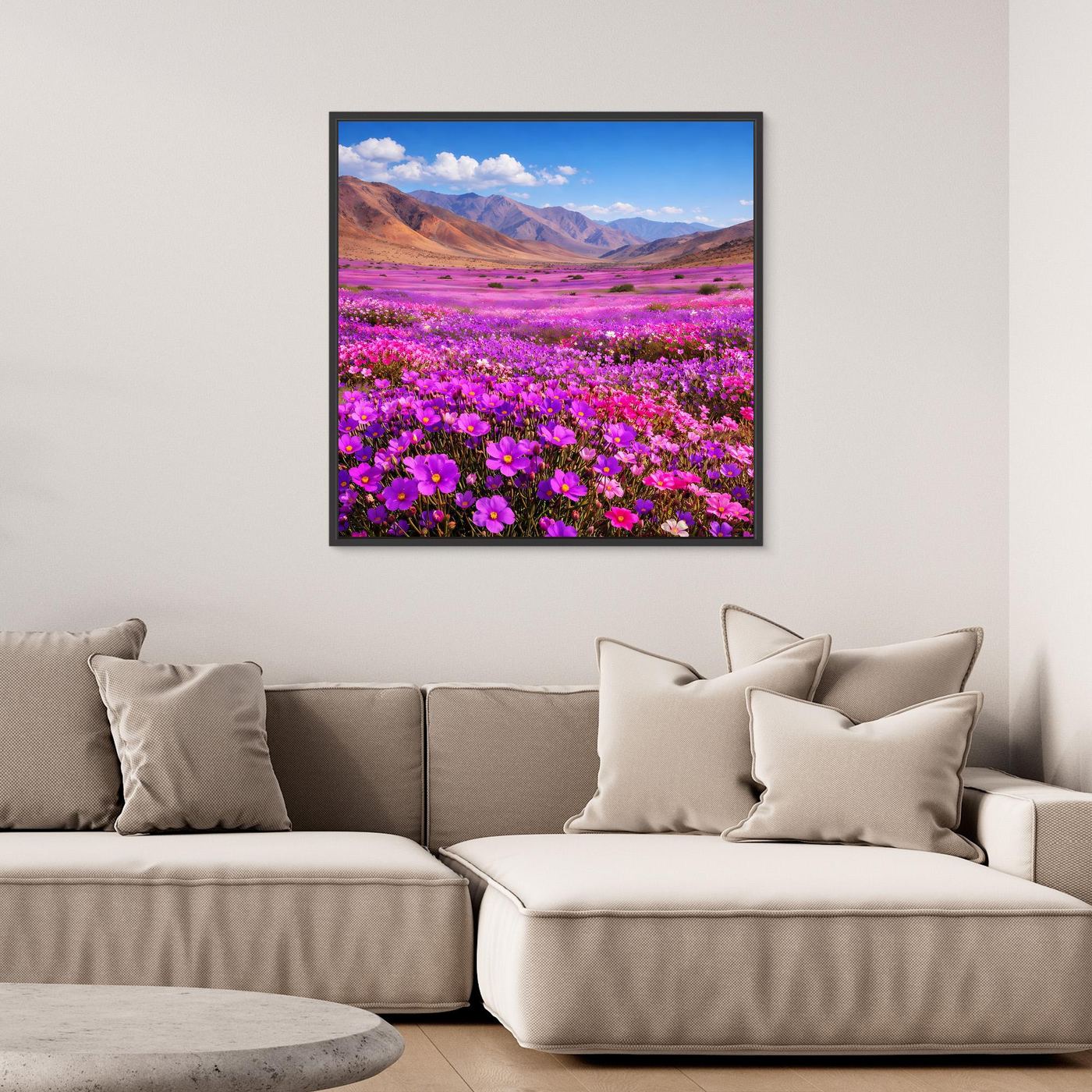 Leinwandbild mit schwarzem Rahmen, Tal voller lila Blumen und Bergpanorama.