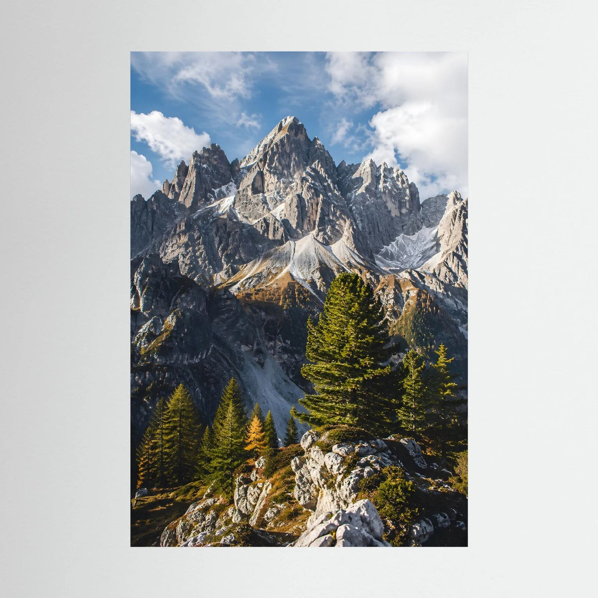 Poster mit Alpenbergspitzen und Tannenwald, Hochformat