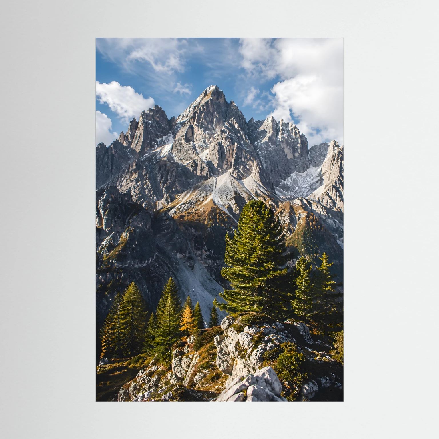 Poster mit Alpenbergspitzen und Tannenwald, Hochformat