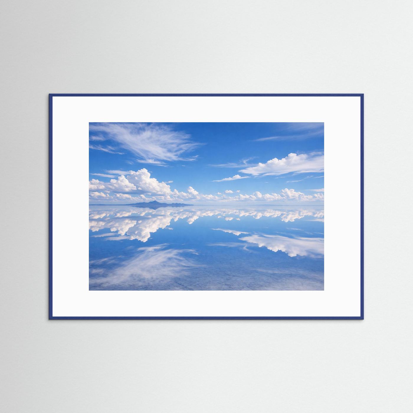 Panoramaposter Querformat mit Blauem Himmel und Wolken, gespiegelt in einer Salzwüste