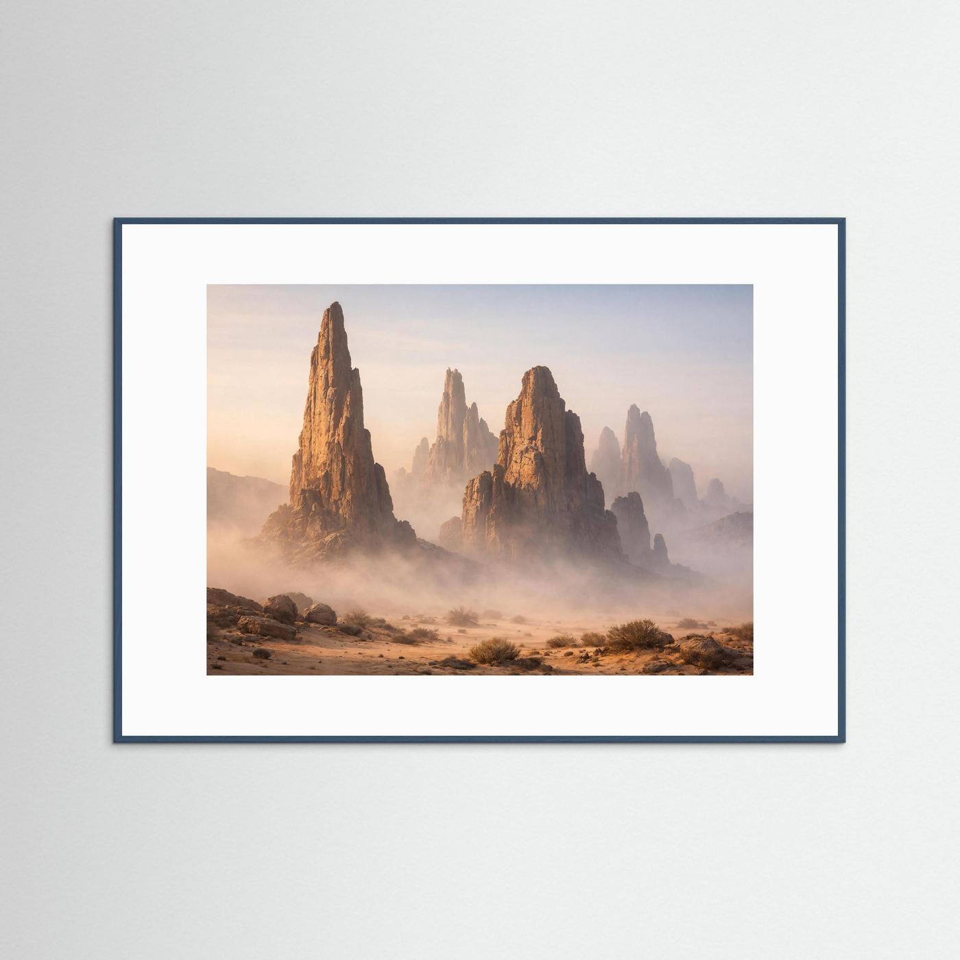 Poster mit Wüstenfelsen im Nebel, hellblauer Holzrahmen