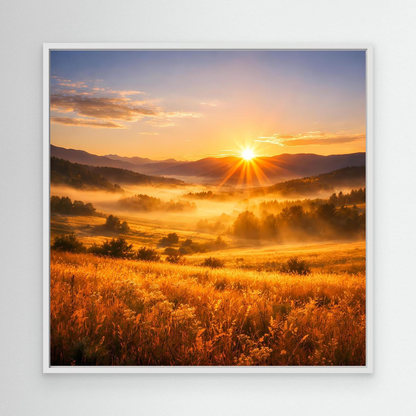 Leinwandbild im weißen Rahmen mit Sonnenaufgang über Bergtal und Nebel in der Landschaft.