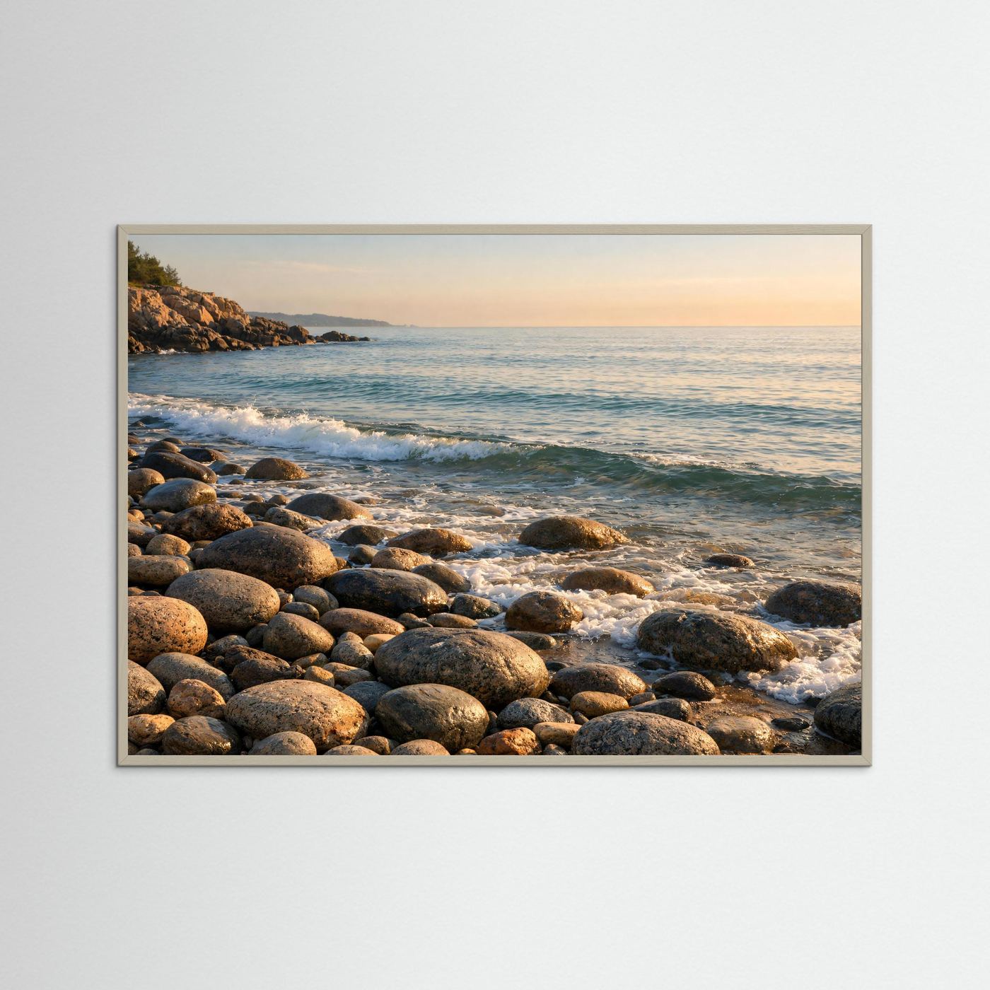 Naturposter Panorama mit grauem Holzrahmen: Kieselstrand, Wellen und warmer Morgenhimmel