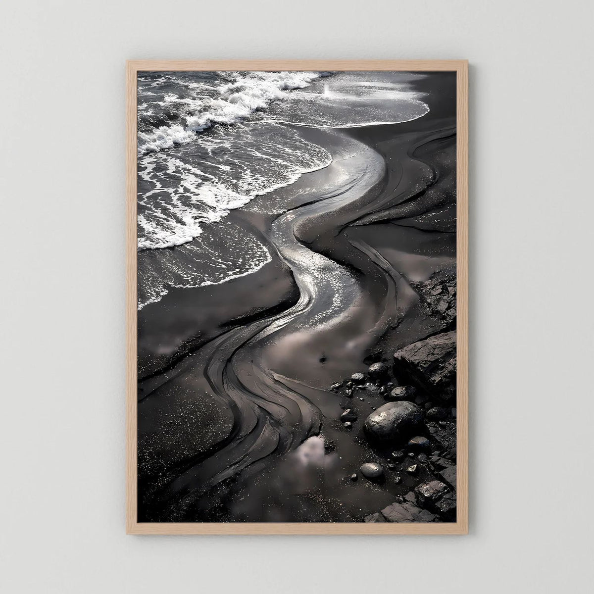 Strandposter mit schwarzem Sand und Meereswellen, hellbrauner Holzrahmen