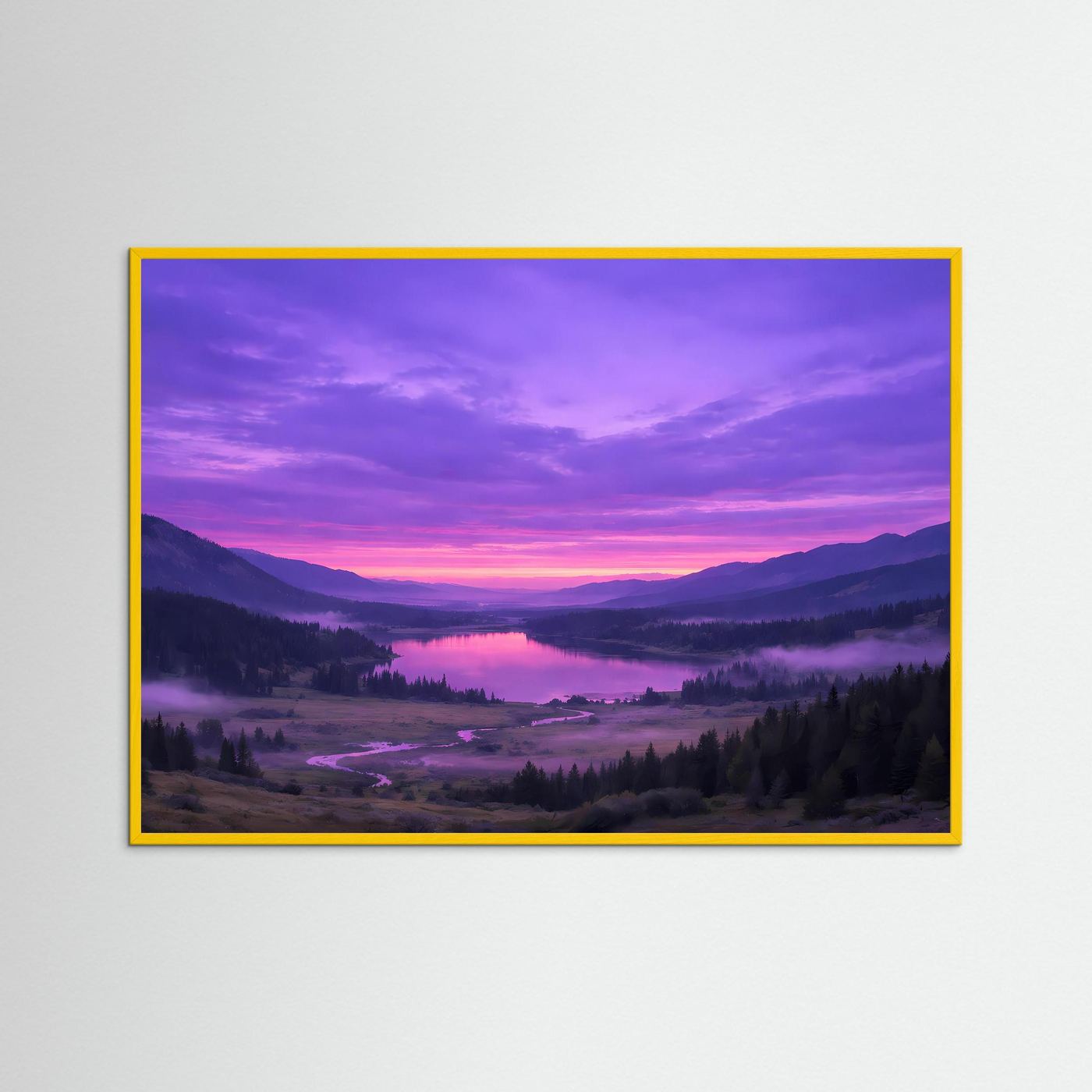Gerahmtes Poster mit Landschaftsmotiv: pink-violetter Himmel über Flusstal, gelber Rahmen.