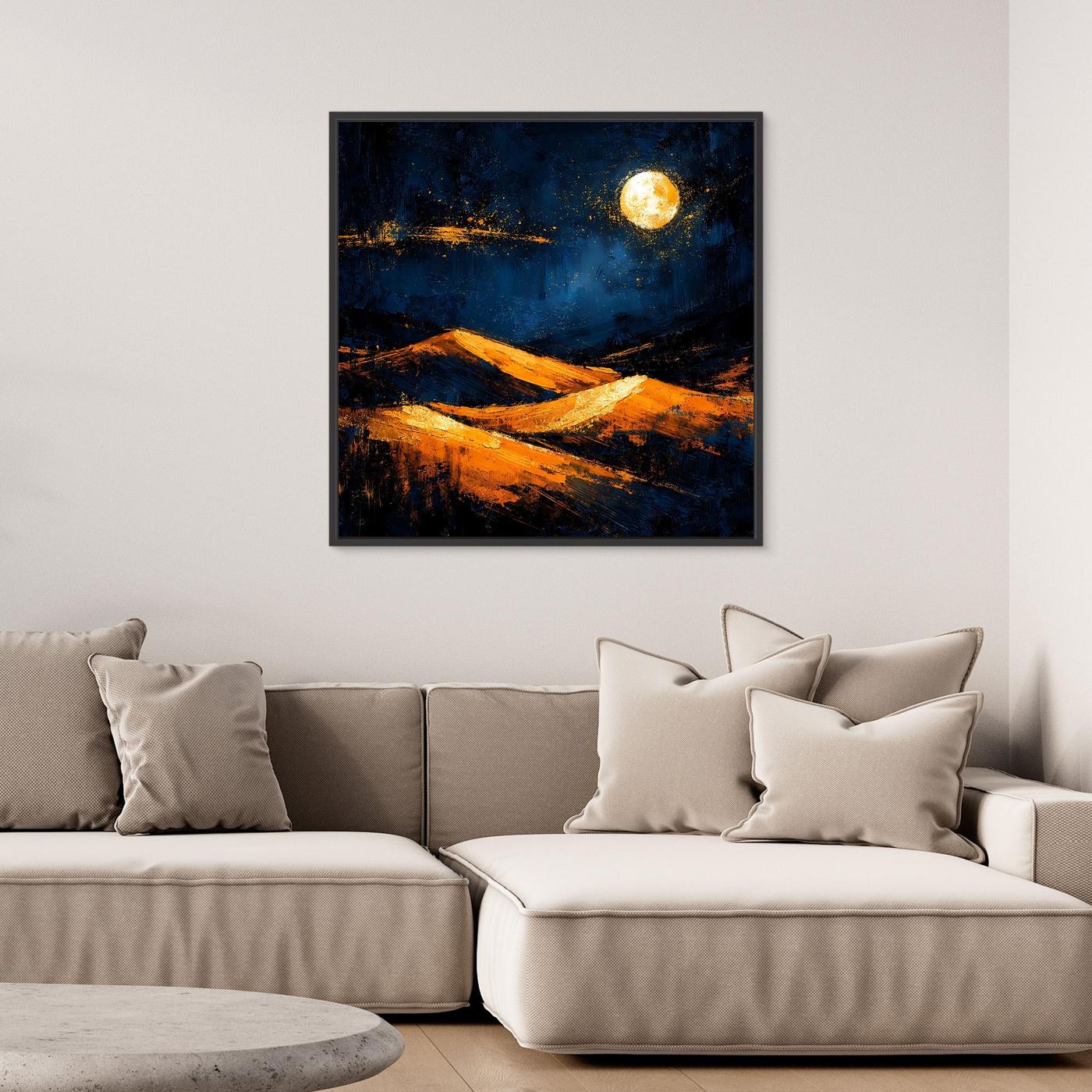 Leinwand-Dünenbild im schwarzen Rahmen: dunkelblauer Himmel, goldener Mond, ockerfarbene Dünen