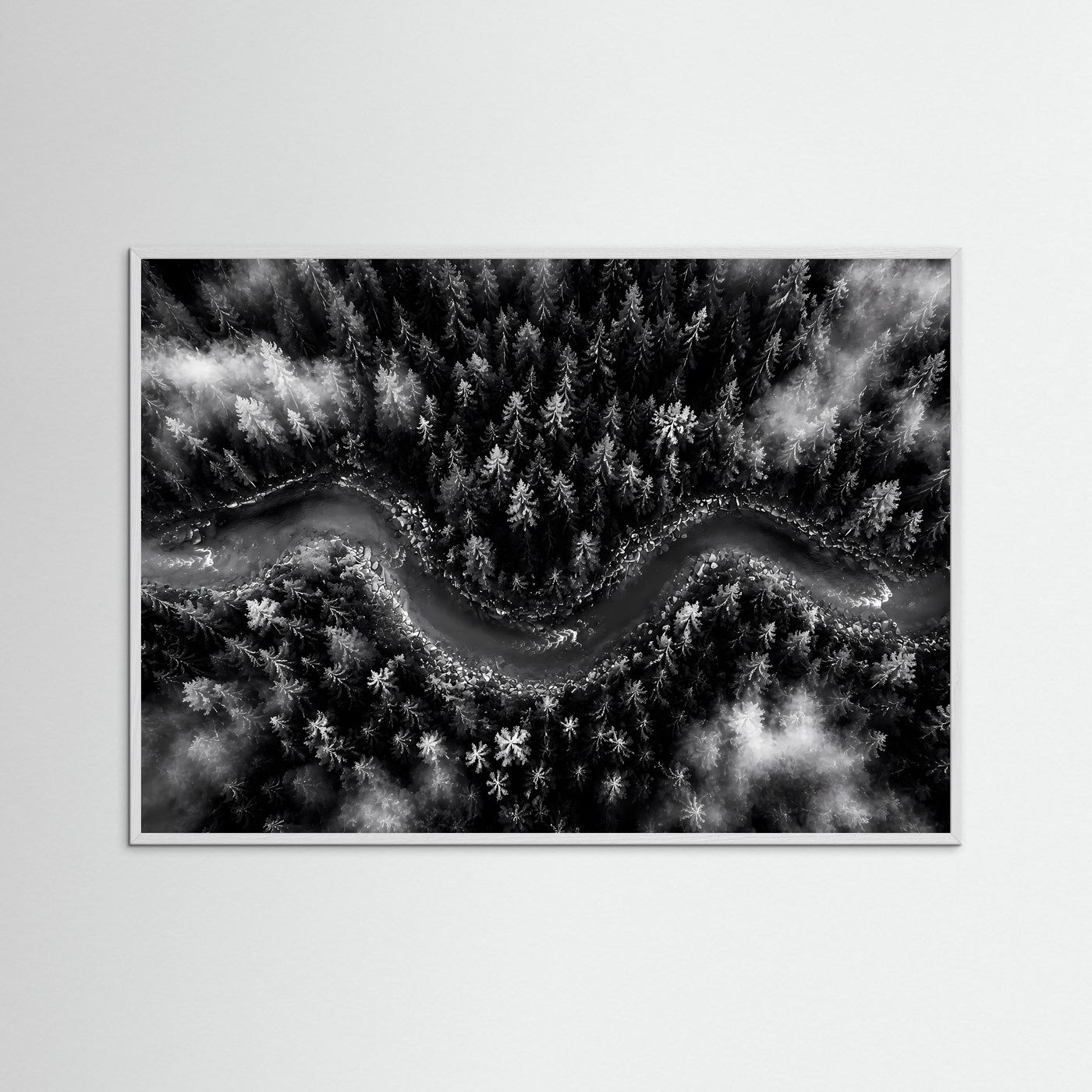 Mystischer Waldfluss im Nebel | Schwarz-Weiß Natur Landschaft – Modernes Poster Querformat
