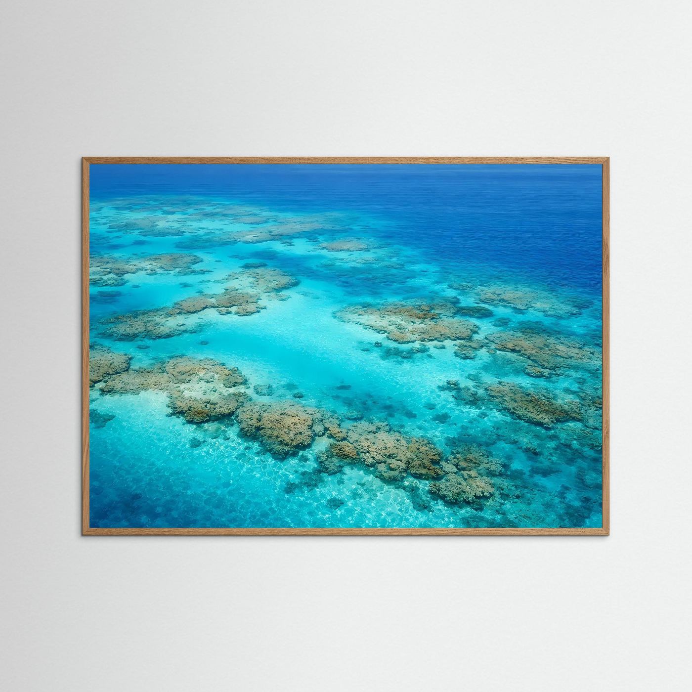 Meer- und Korallenriff-Poster im Querformat mit beigem Holzrahmen, türkisblaues Wasser