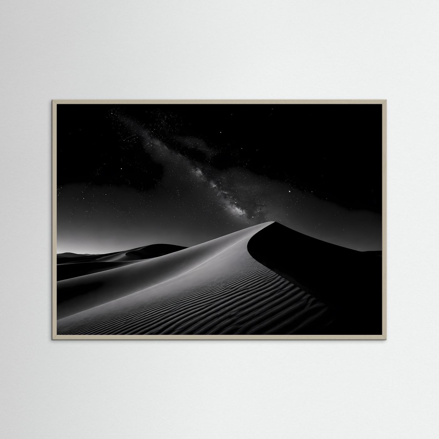 Poster mit Wüstenlandschaft im Schwarz-Weiß-Nachtstil, beiger Bilderrahmen