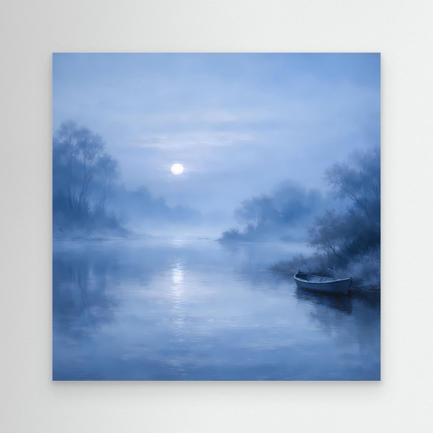 Wandbild mit blauem Fluss bei Mondlicht, Nebel und Boot; weißer Rahmen