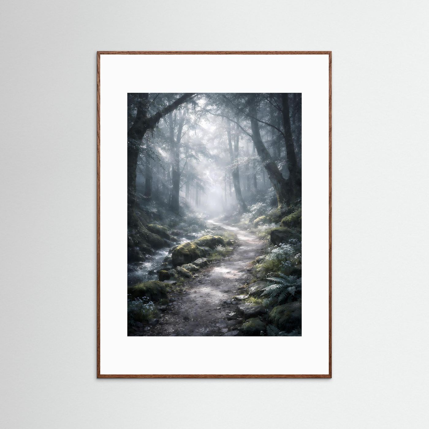 Waldweg-Poster im Hochformat mit Nebelwald, dunkelbrauner Holzrahmen