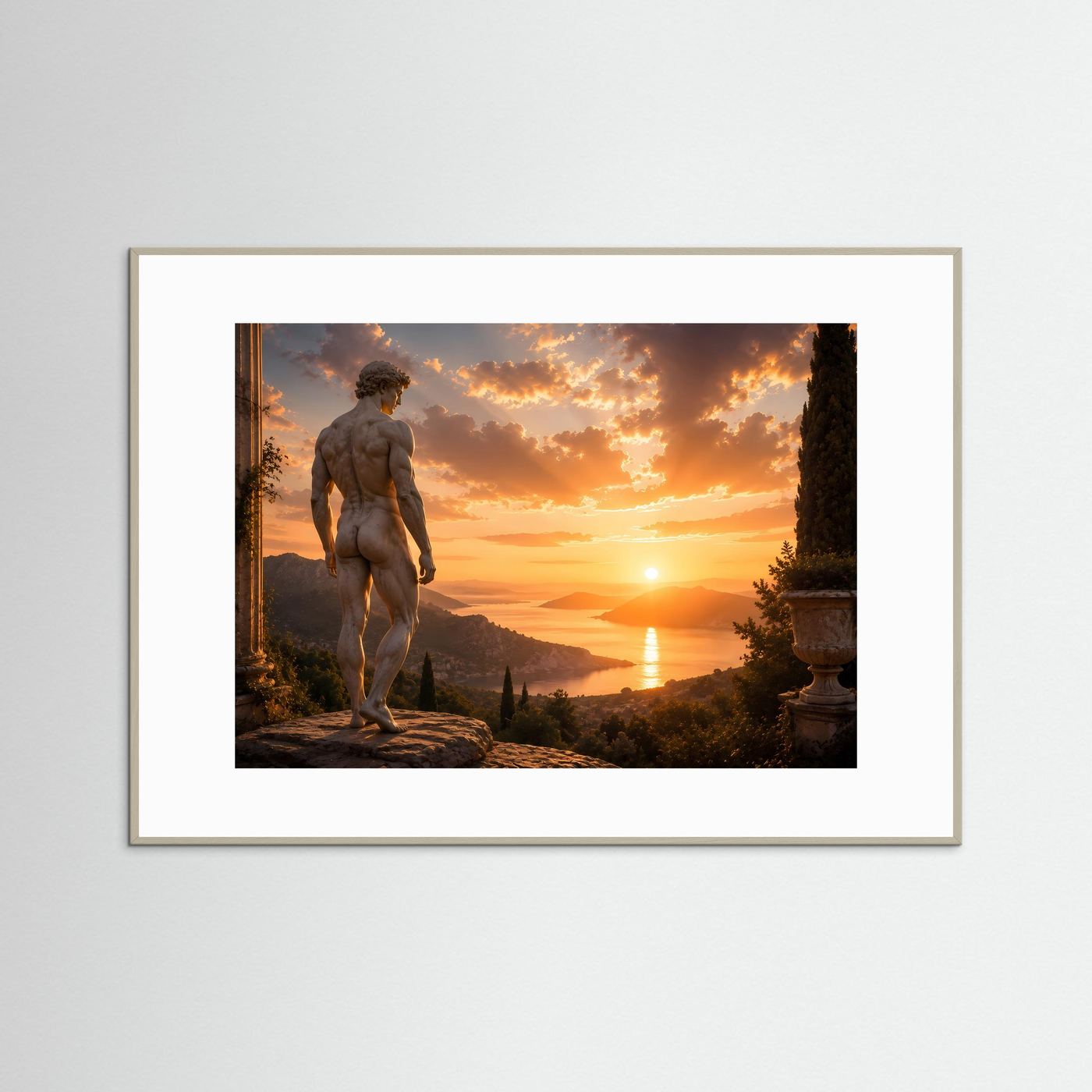 Querformat-Poster mit antiker Männerstatue im Sonnenuntergang im hellen Holzrahmen