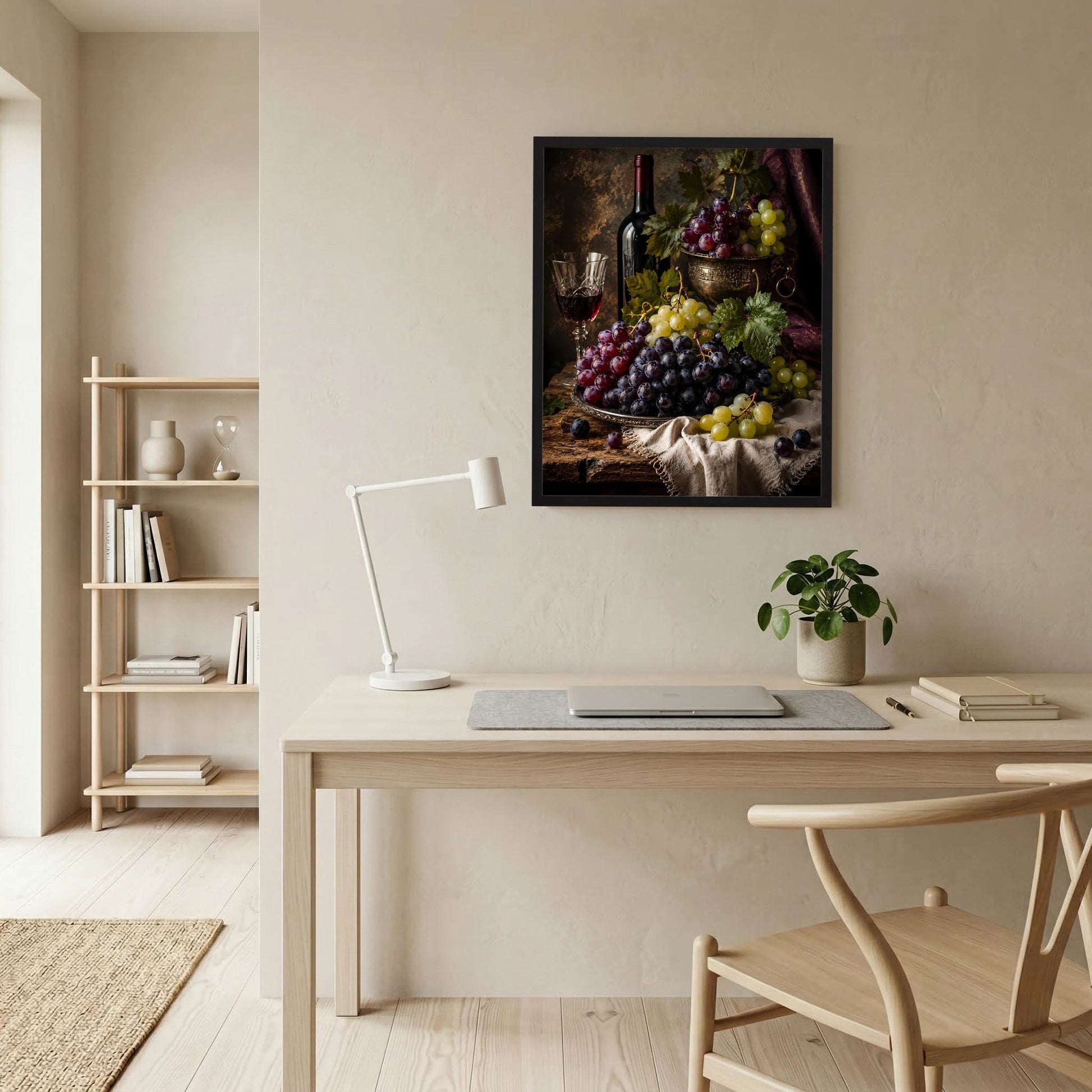 Gerahmtes Poster im Hochformat mit Weinflasche, Weinglas und Weintrauben in Rot und Gelb
