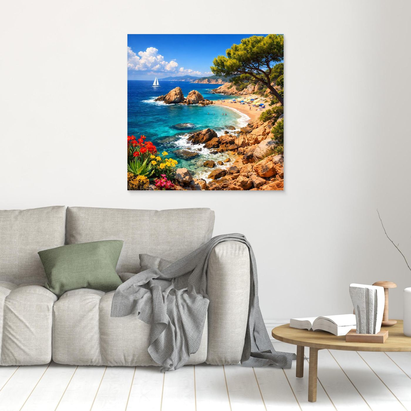 Leinwand-Wandbild mit Küstenbucht: türkisfarbenes Meer, Strand, Pinie, Felsen und Segelboot