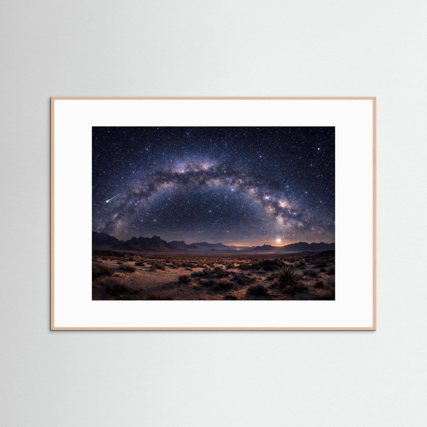 Wandbild mit Sternenhimmel über Wüstenlandschaft, Rahmen in hellem Holz