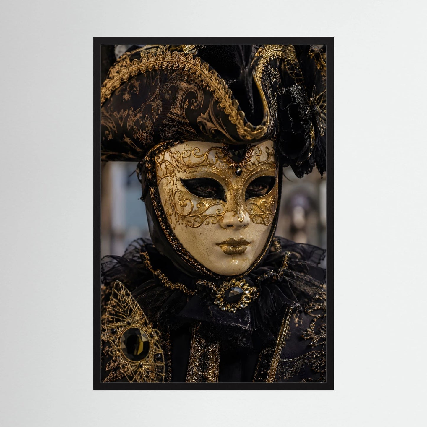 Poster im Hochformat mit venezianischer Maske in Schwarz und Gold, goldene Verzierungen