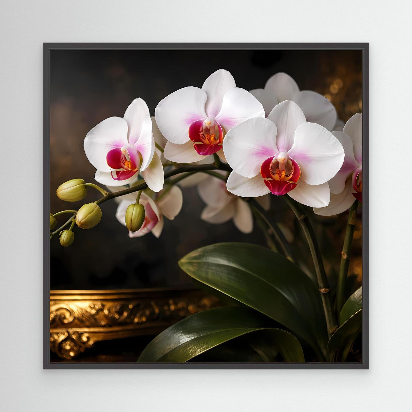 Wandbild mit weißen Orchideenblüten, rosa Akzenten, grünen Blättern und Knospen; schwarzer Rahmen