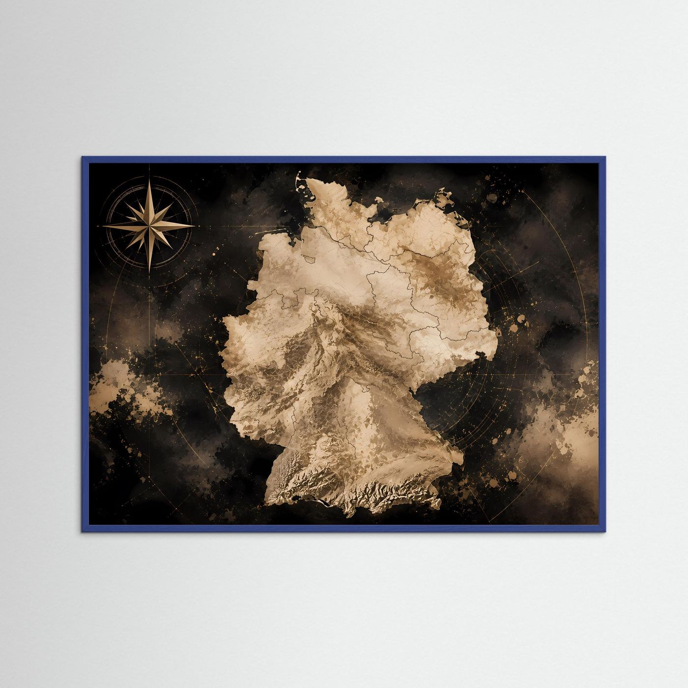 Poster Querformat mit abstrakter Deutschlandkarte in Beige und Schwarz, Gold-Kompass im Bild.