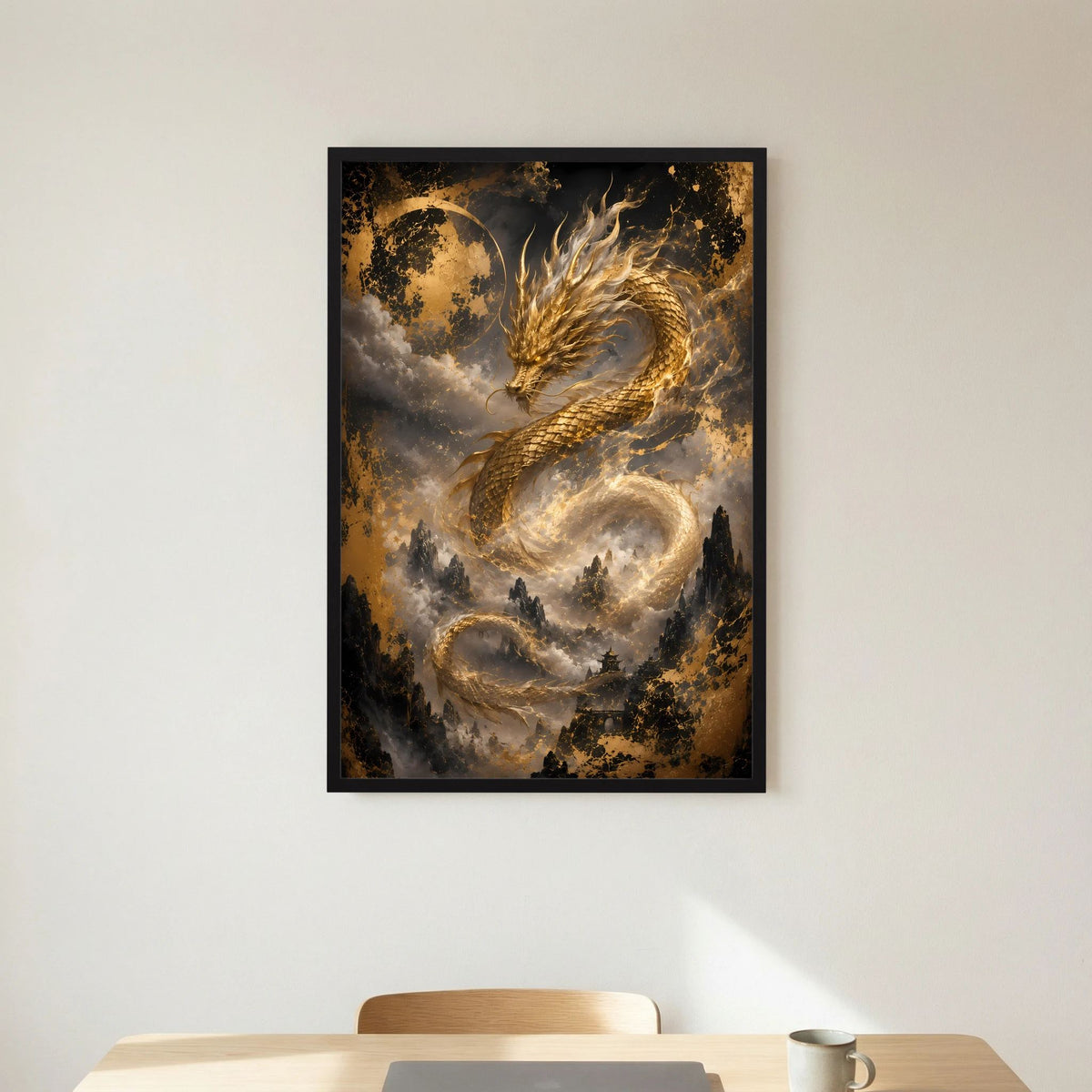 Schwarz gerahmtes Hochformat-Poster mit goldenem Drachen in goldenen Rauchwolken