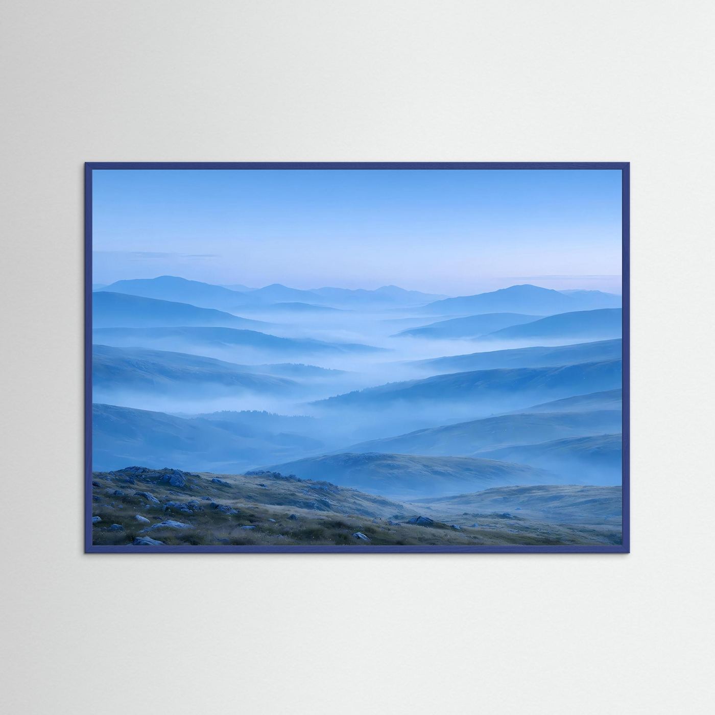 Tiefblaue Hügellandschaft im Morgennebel | Minimalistisches Panorama Natur Poster Querformat